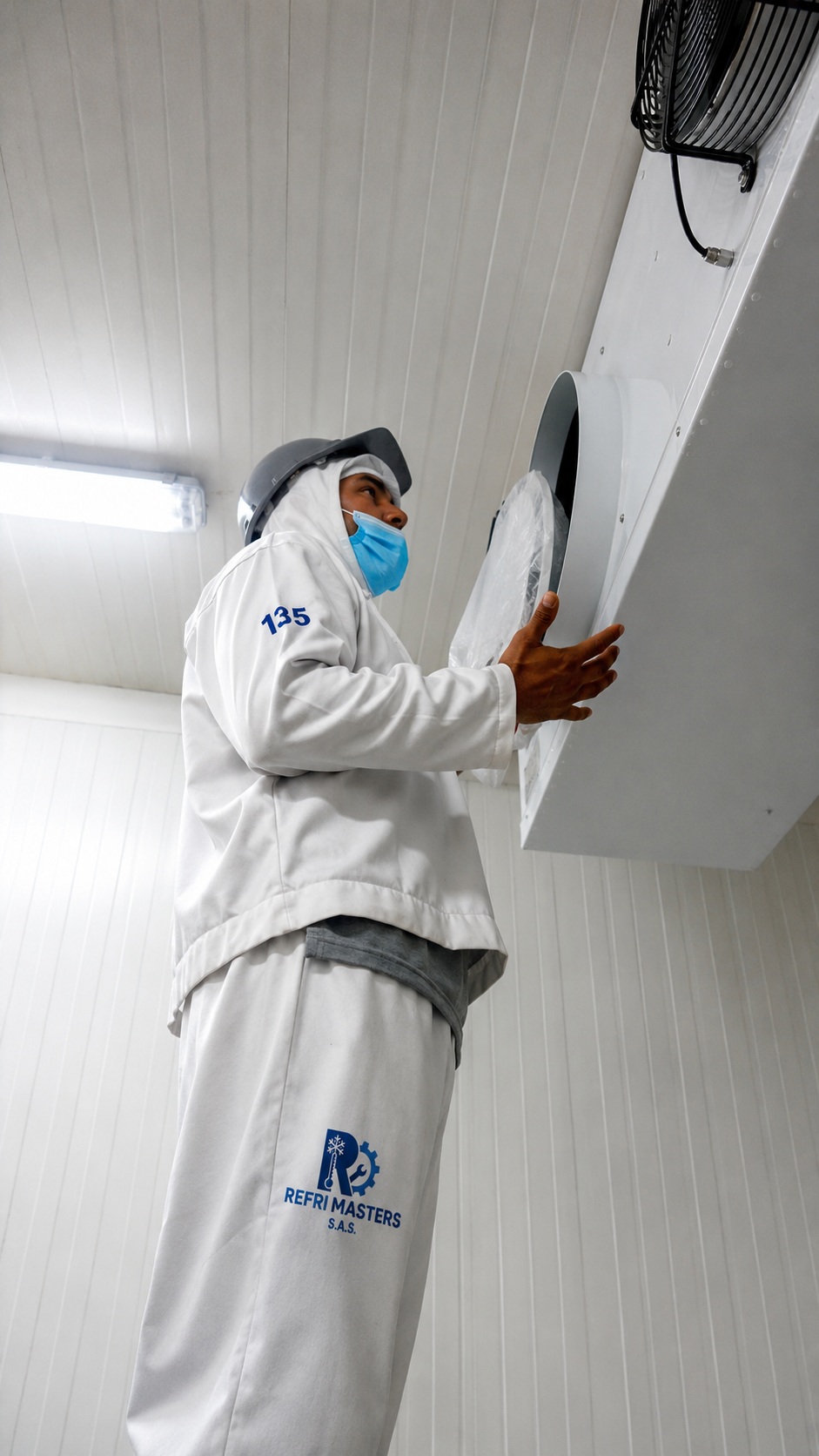 Técnico de REFRI MASTERS realizando mantenimiento en cuarto frío